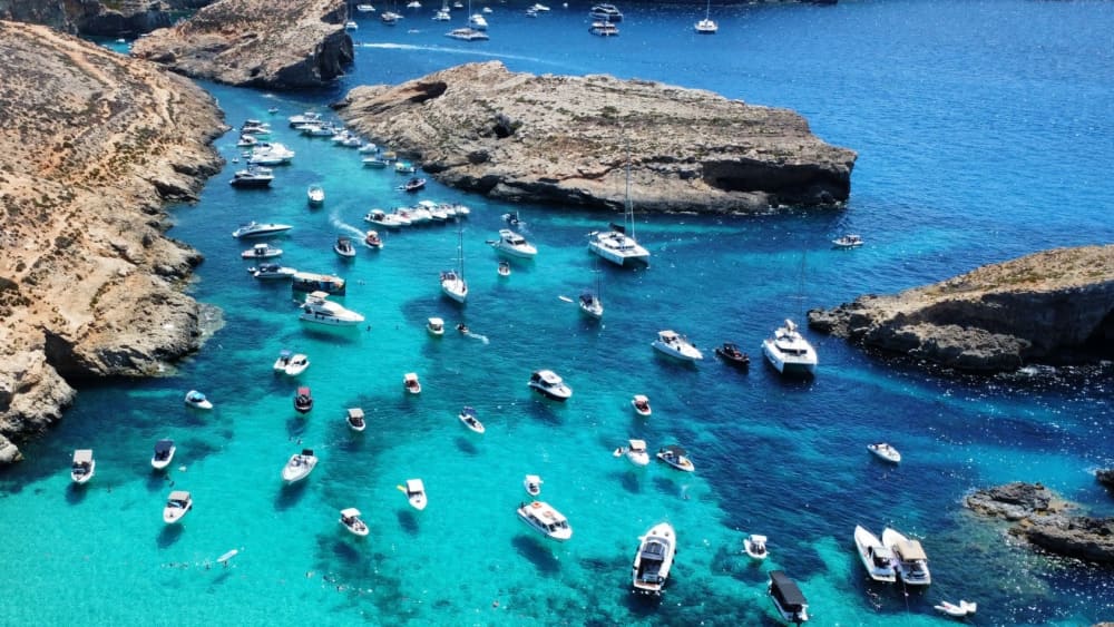 Проведите целый день на моторной лодке на Мальте.