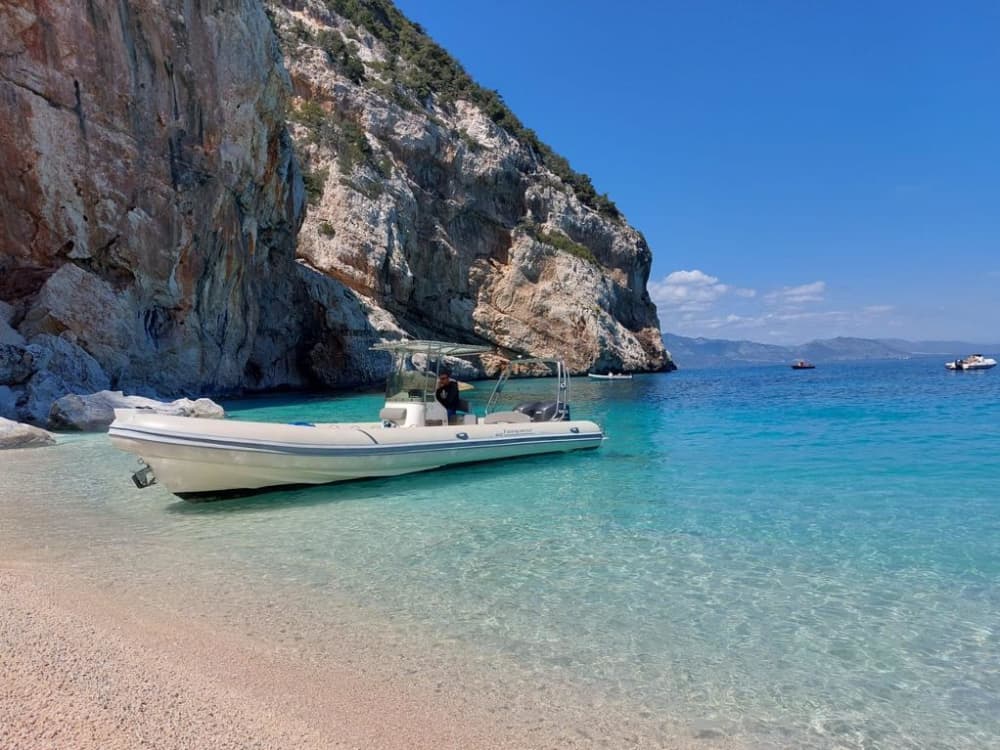 Una giornata alla scoperta di Santa Maria Navarrese: la vera Dolce Vita in motoscafo