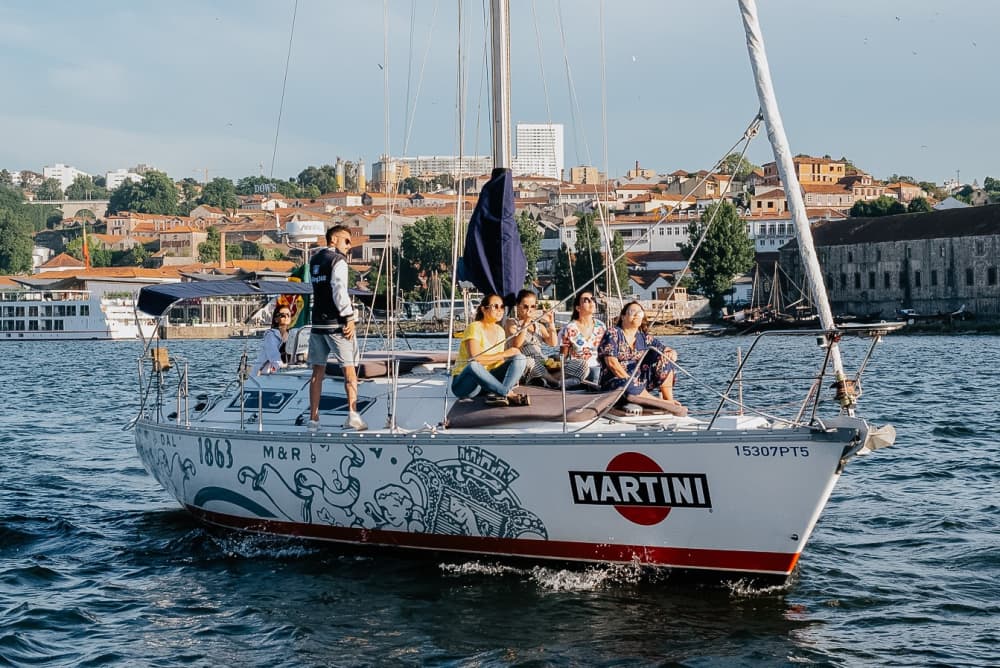Zet koers naar plezier: een authentieke zeildag in Porto op een zeilboot.
