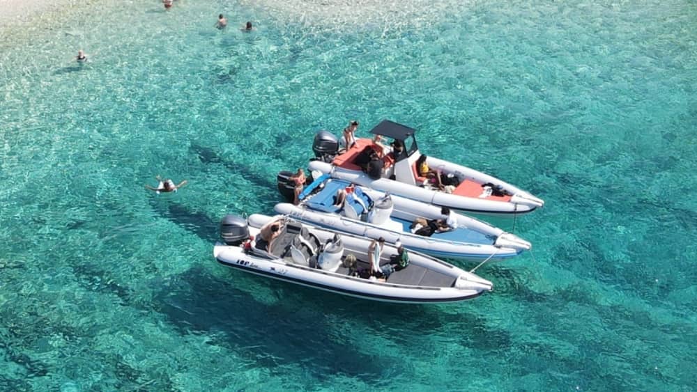 Privé boottocht rond Patmos op een motorboot.