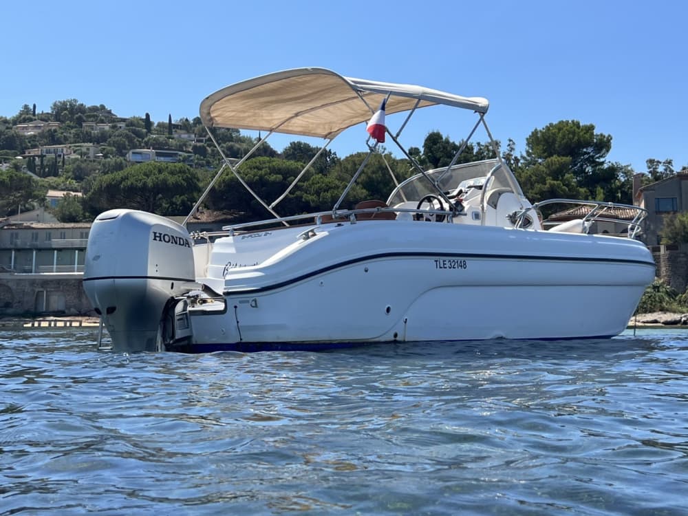 Aprovecha cada momento: Un día completo de sol alrededor de Sainte-Maxime en lancha motora.