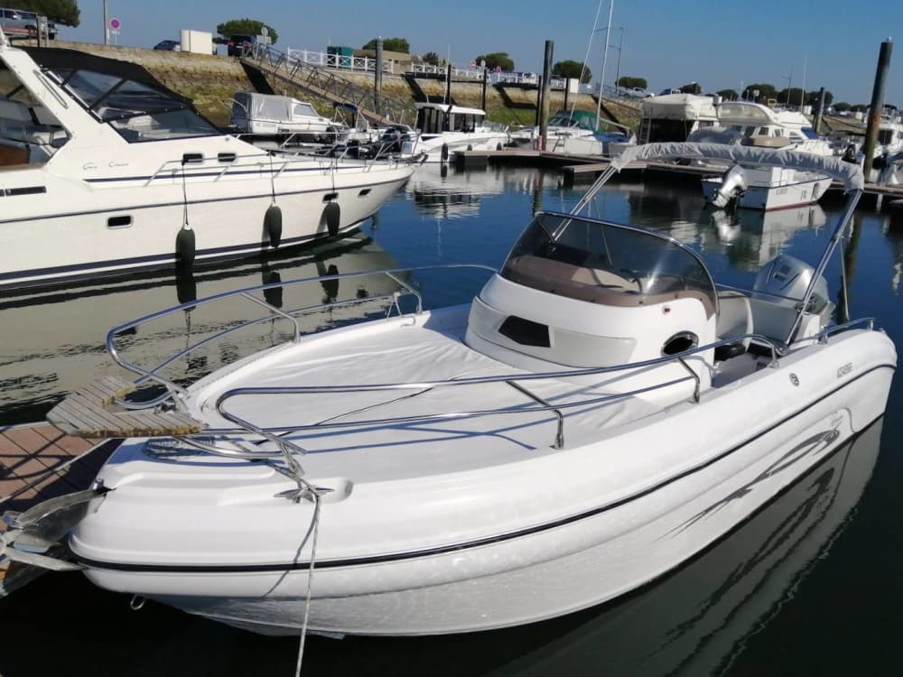Aprovecha cada momento: Un día completo de sol alrededor de Sainte-Maxime en lancha motora.