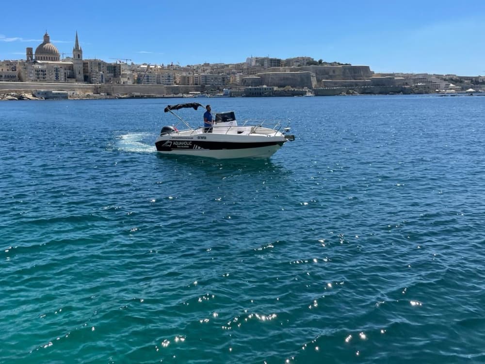 3 horas en Malta: Alquila una lancha motora y disfruta.