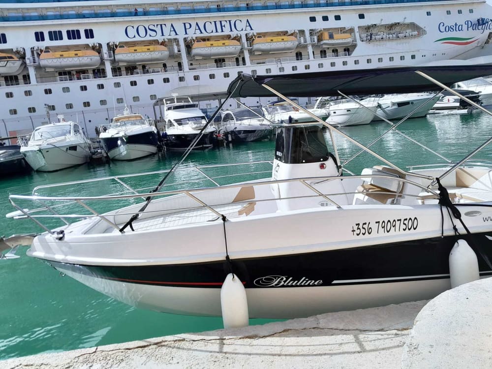 3h in Malta: Rent a motorboat and enjoy
