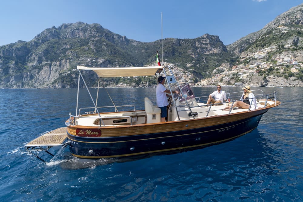 Einen Tag lang Maiori entdecken: Das wahre Dolce Vita auf einem Motorboot