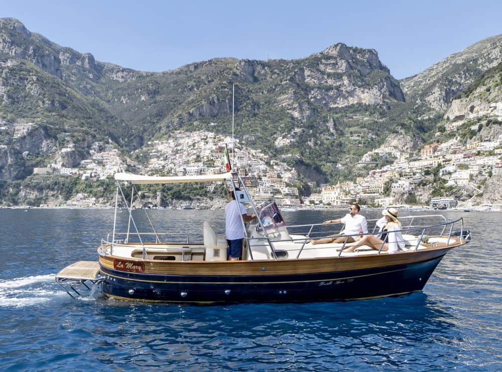 Einen Tag lang Maiori entdecken: Das wahre Dolce Vita auf einem Motorboot