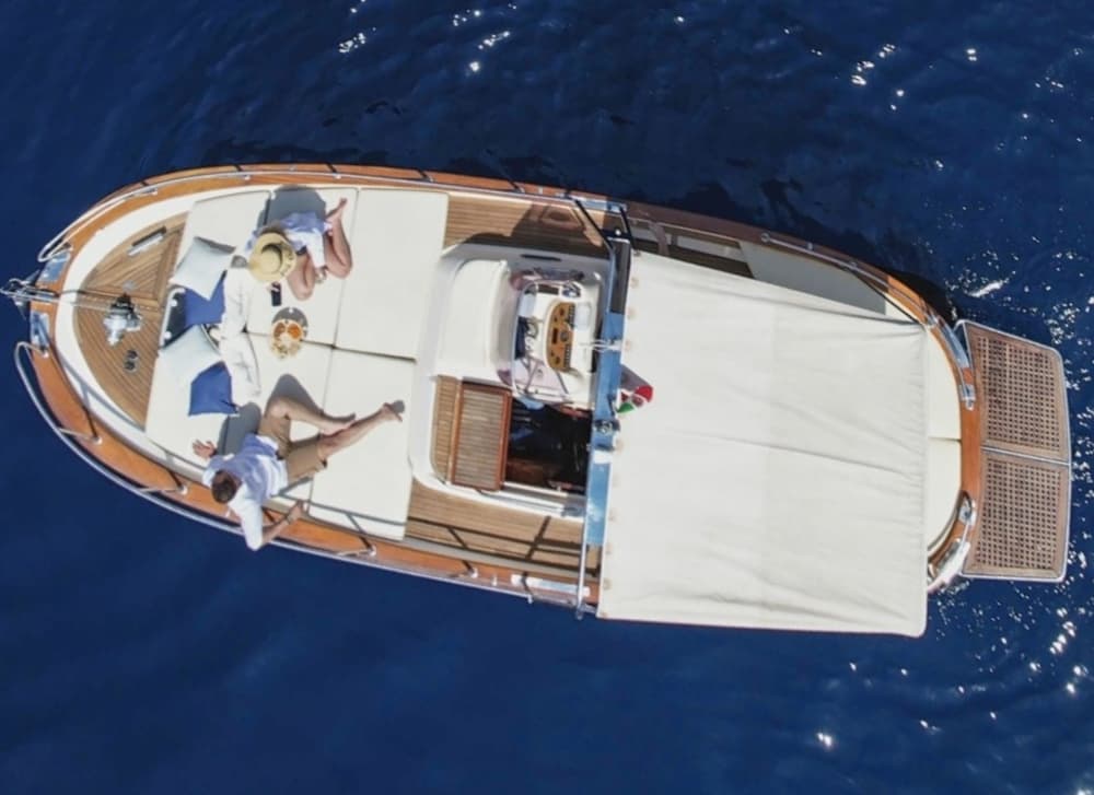 Einen Tag lang Maiori entdecken: Das wahre Dolce Vita auf einem Motorboot