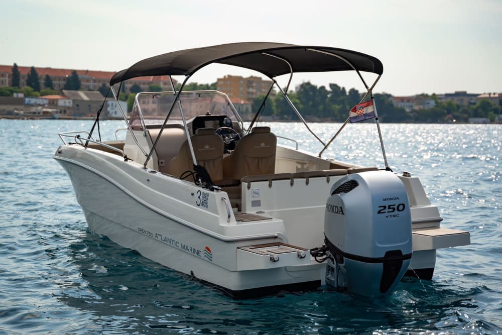 Goditi 9 ore a bordo di un motoscafo a Zara