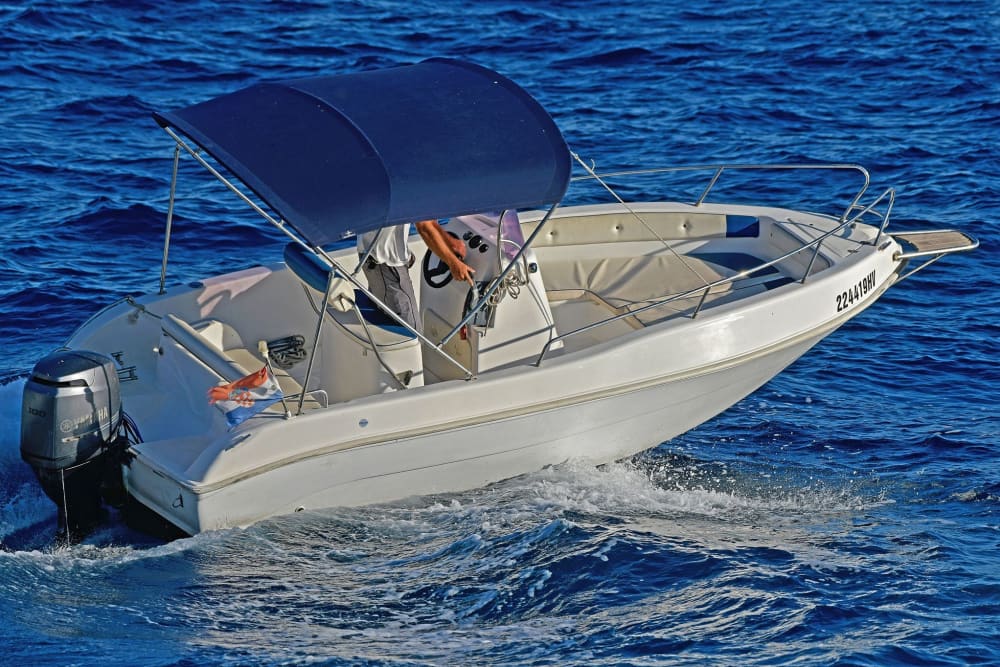 Enjoy 7h on a motorboat to explore Hvar