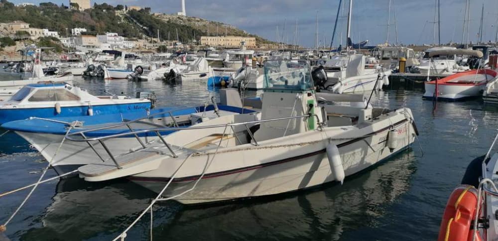 Escursione in barca di mezza giornata a Santa Maria di Leuca a bordo di un motoscafo.