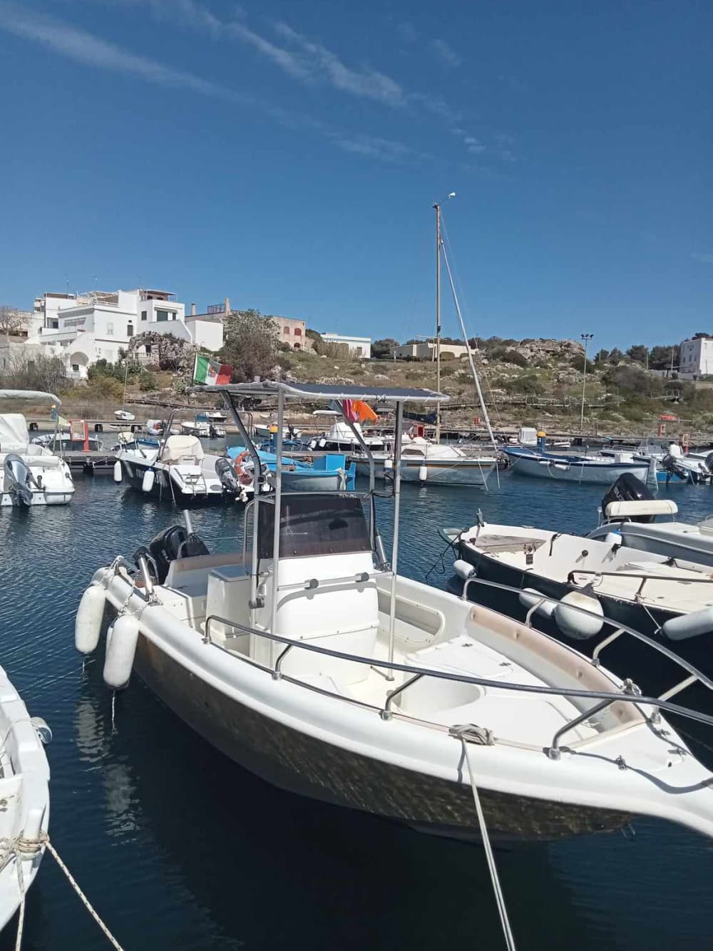 Escursione in barca di mezza giornata a Santa Maria di Leuca a bordo di un motoscafo.