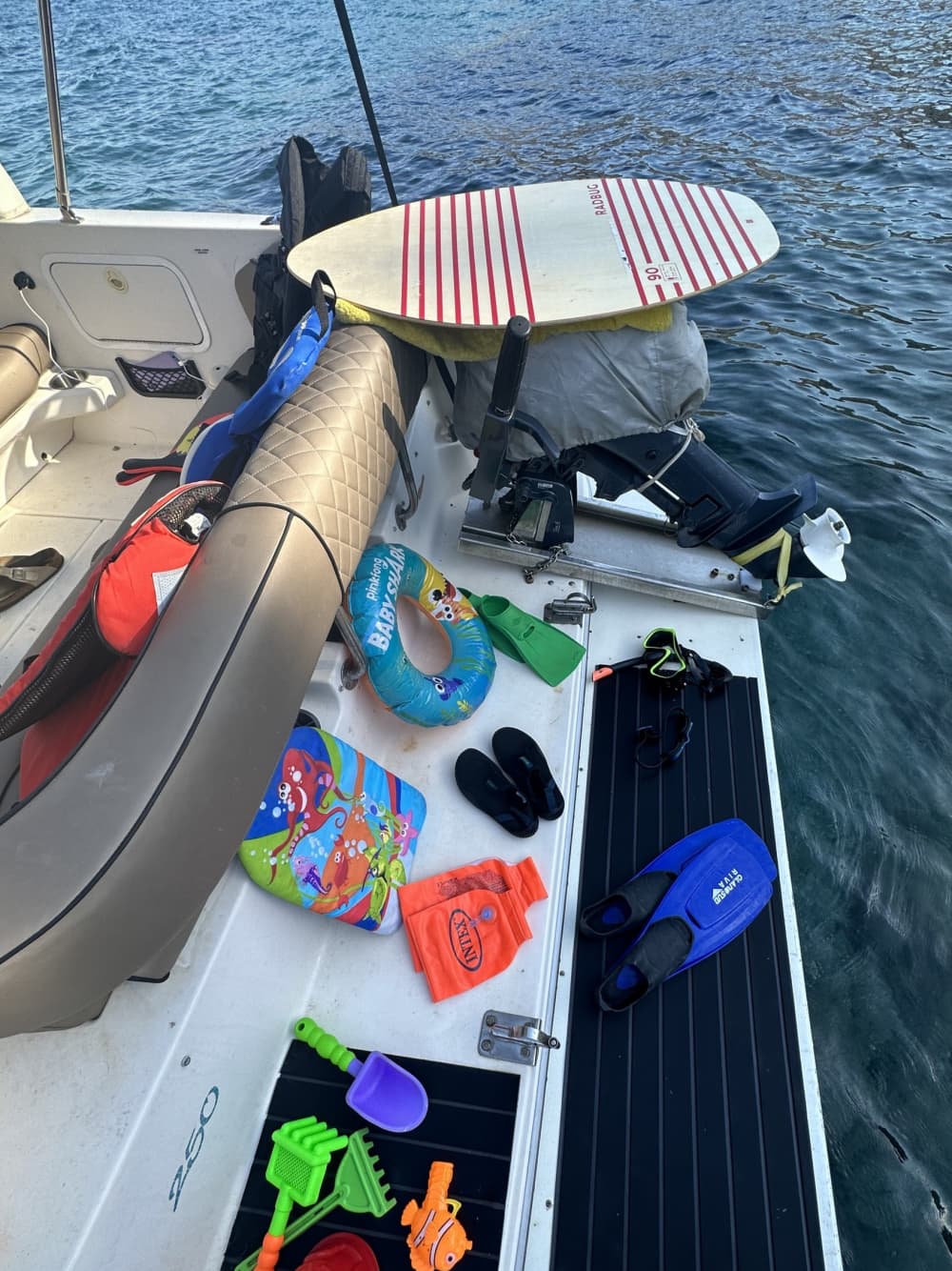 En dag i Aten på motorbåt