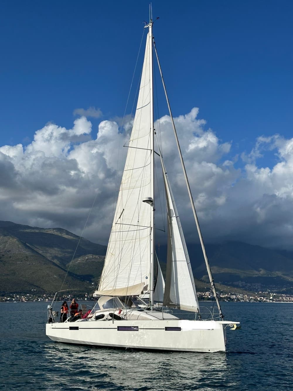 Genießen Sie einen Tag auf See in Rom an Bord eines Segelboots