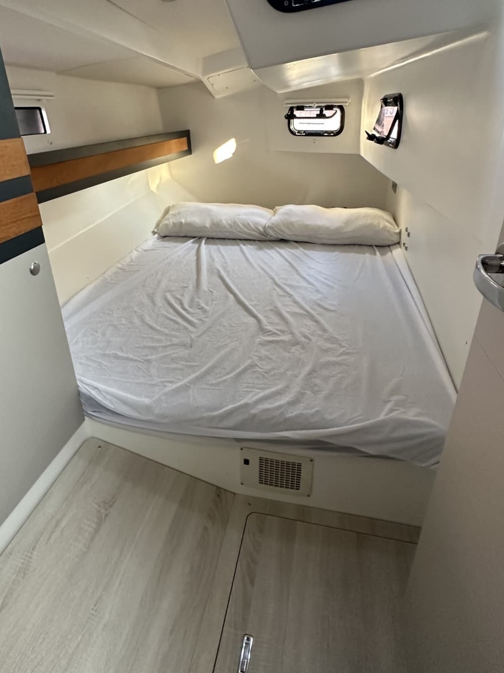 Genießen Sie einen Tag auf See in Rom an Bord eines Segelboots