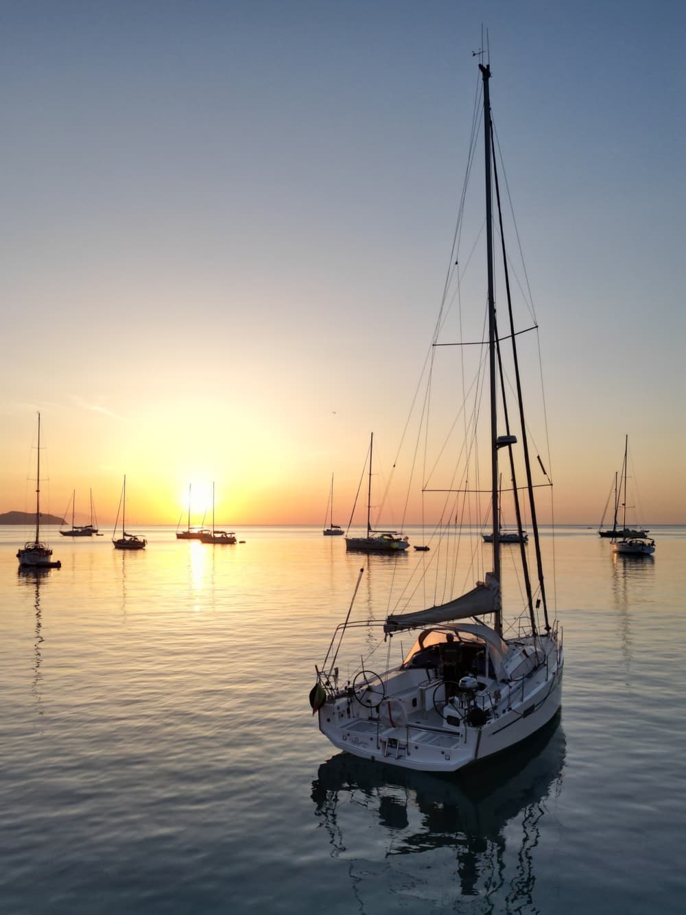 Genießen Sie einen Tag auf See in Rom an Bord eines Segelboots