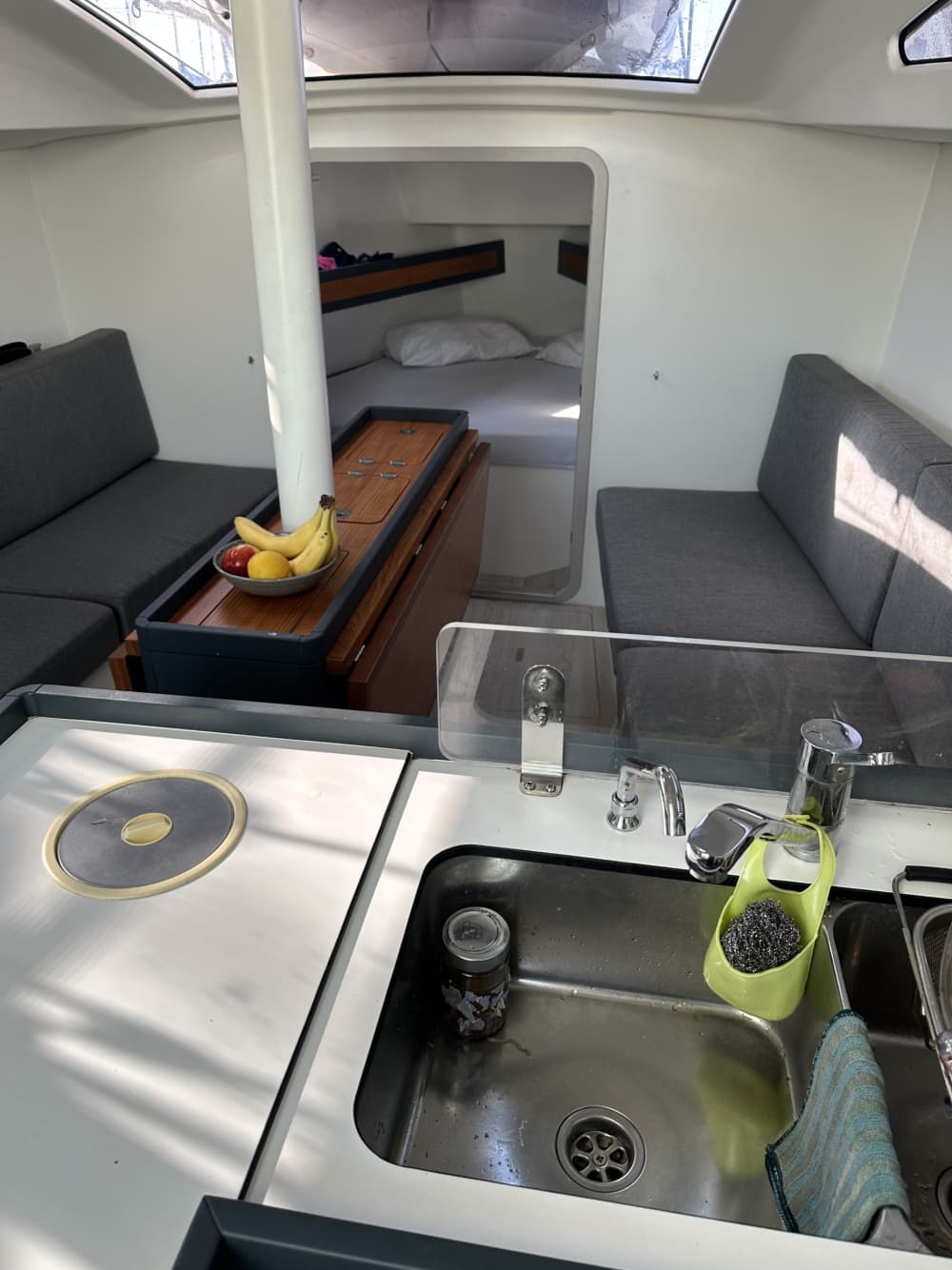 Genießen Sie einen Tag auf See in Rom an Bord eines Segelboots