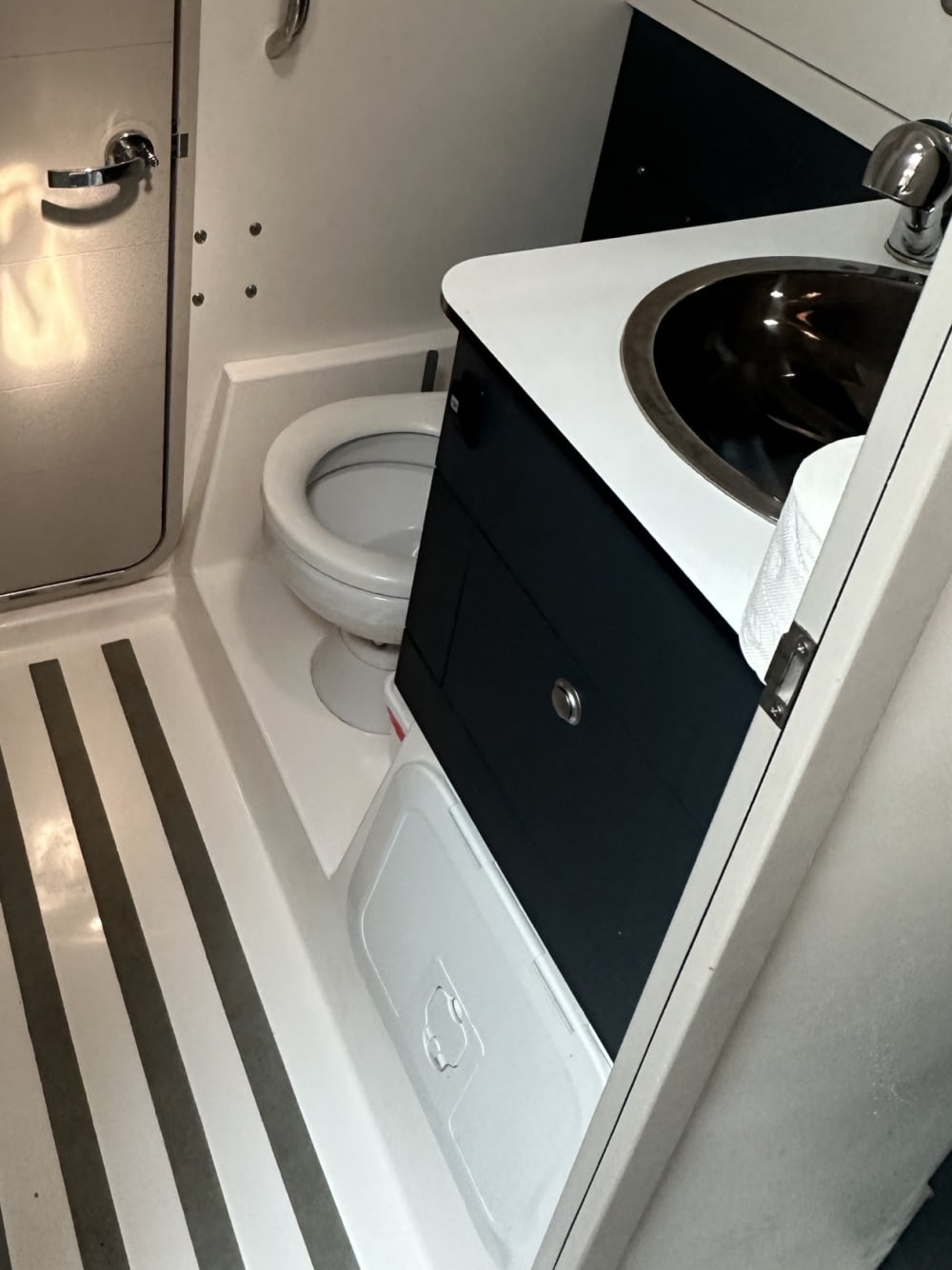 Genießen Sie einen Tag auf See in Rom an Bord eines Segelboots