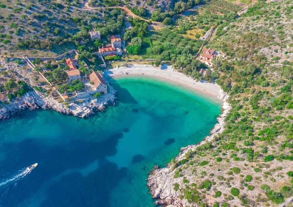 Odkryj wybrzeże Hvaru: 6-godzinna wycieczka po czerwonych skałach i wyspach