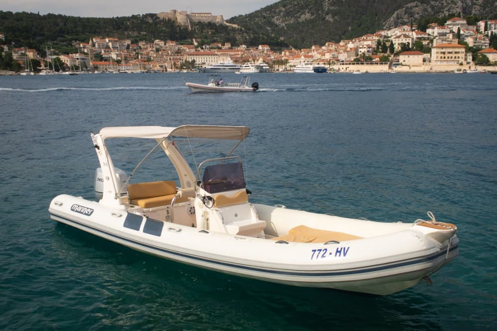 Odkryj wybrzeże Hvaru: 6-godzinna wycieczka po czerwonych skałach i wyspach