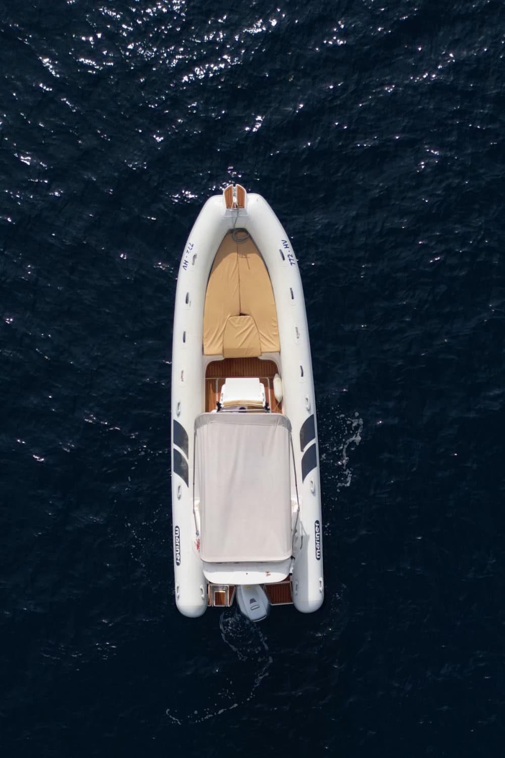 Descubra as joias escondidas de Vis: excursão de 8 horas pelas cavernas saindo de Hvar