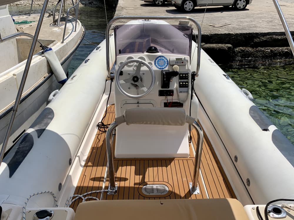 Descubra as joias escondidas de Vis: excursão de 8 horas pelas cavernas saindo de Hvar