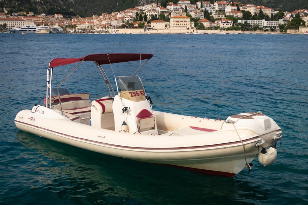 Passeio de lancha rápida ao pôr do sol em Hvar – apenas 4 pessoas (1,5h)