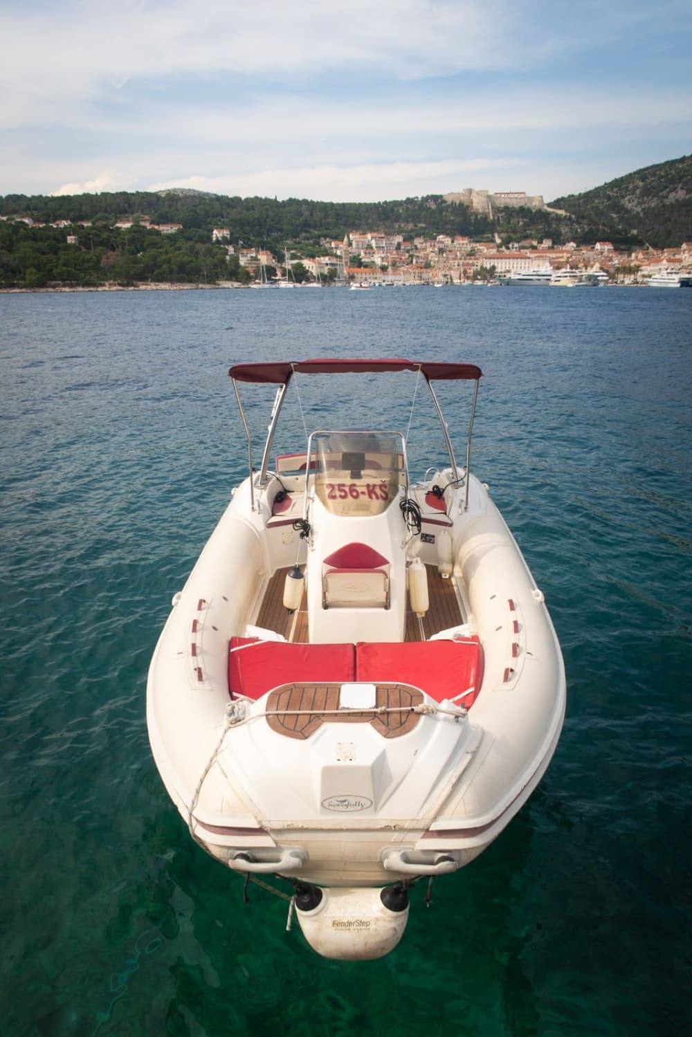 Passeio de lancha rápida ao pôr do sol em Hvar – apenas 4 pessoas (1,5h)