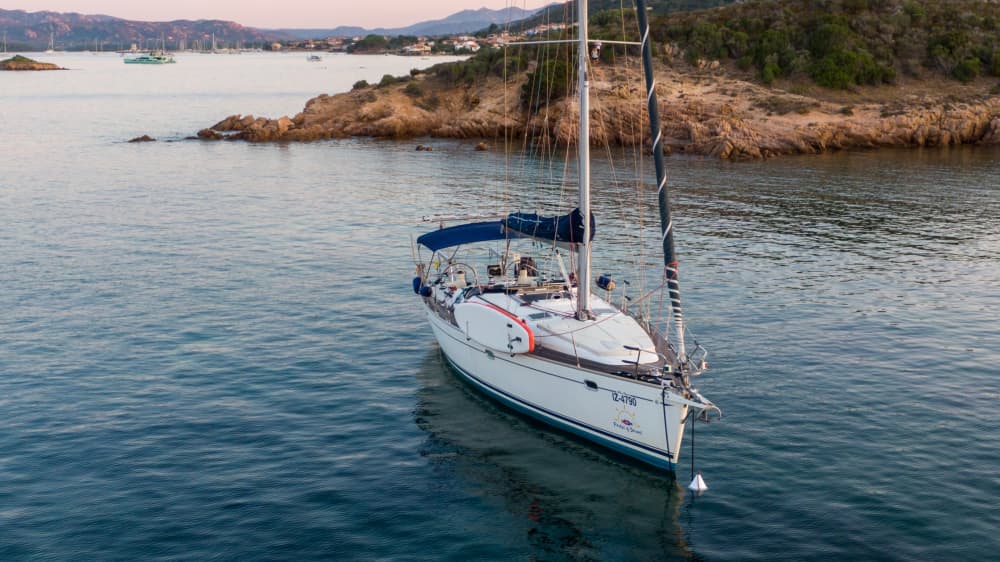 Descubre Cannigione en una excursión de un día completo en velero.