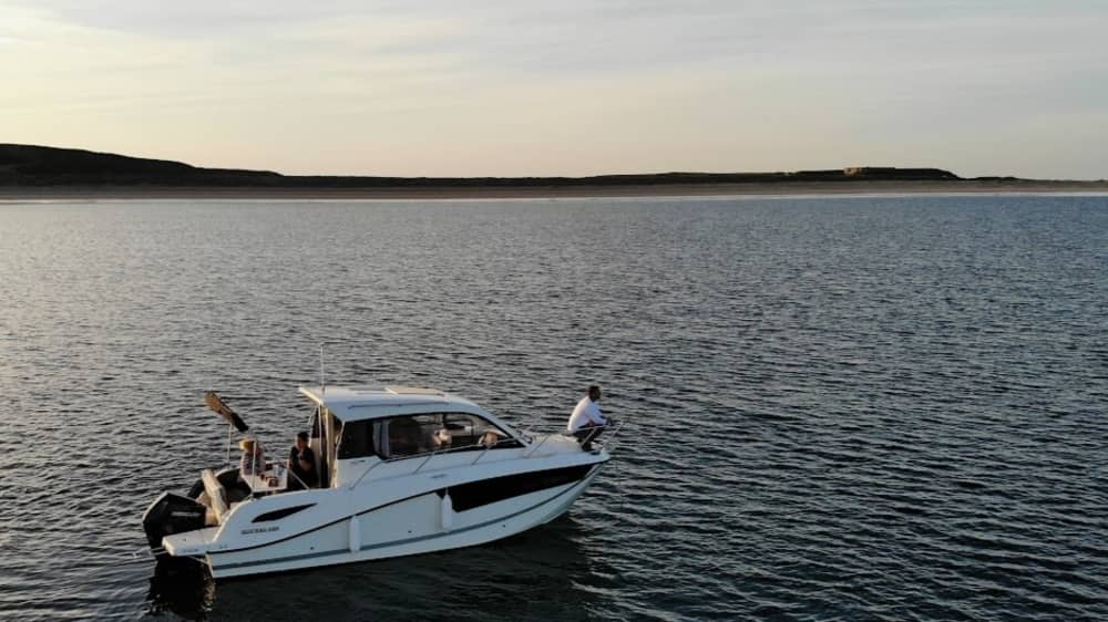 Goditi il sole con un'escursione in barca di 9 ore ad Arzon.