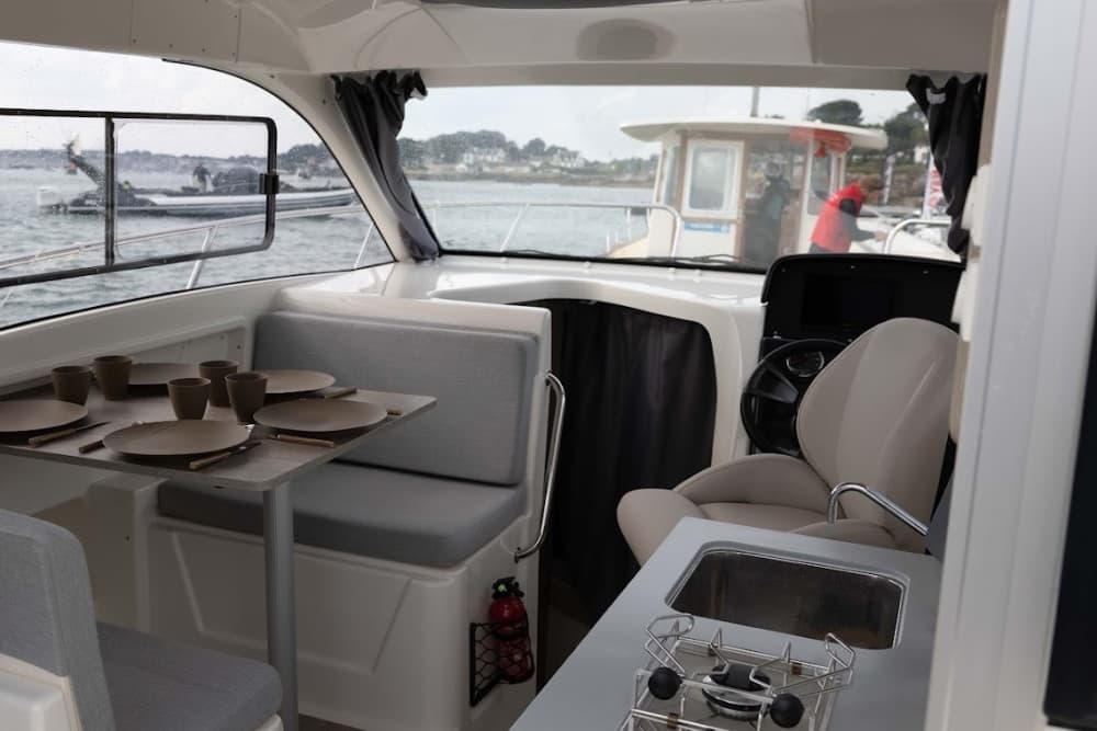 Goditi il sole con un'escursione in barca di 9 ore ad Arzon.