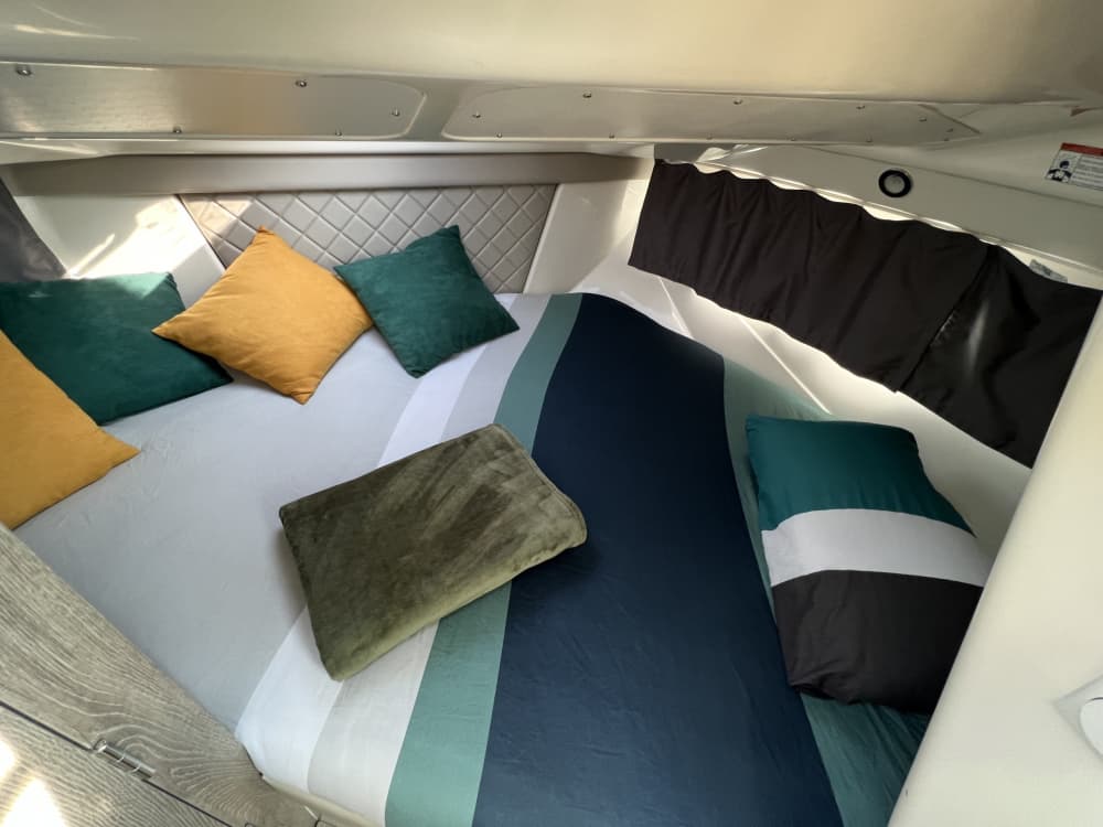 Goditi il sole con un'escursione in barca di 9 ore ad Arzon.