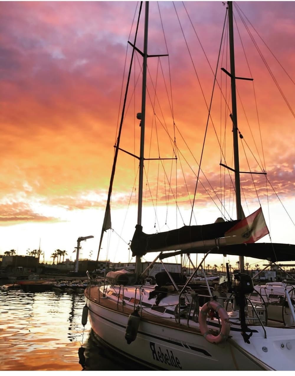Escursione in barca a vela di un'intera giornata a Valencia.