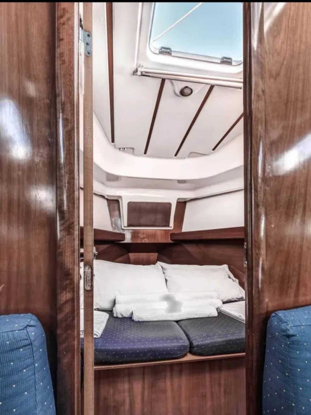 Sätt kursen mot glädje: En heldag med autentisk segling på Santorini på en segelbåt