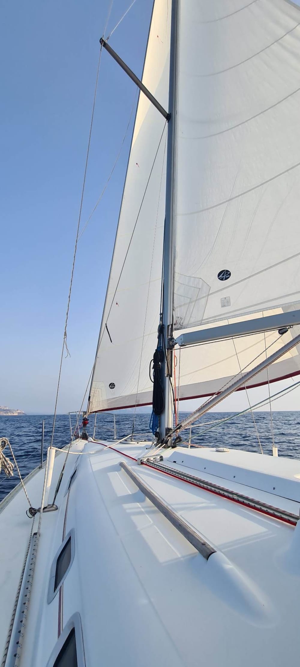 Sätt kursen mot glädje: En heldag med autentisk segling på Santorini på en segelbåt