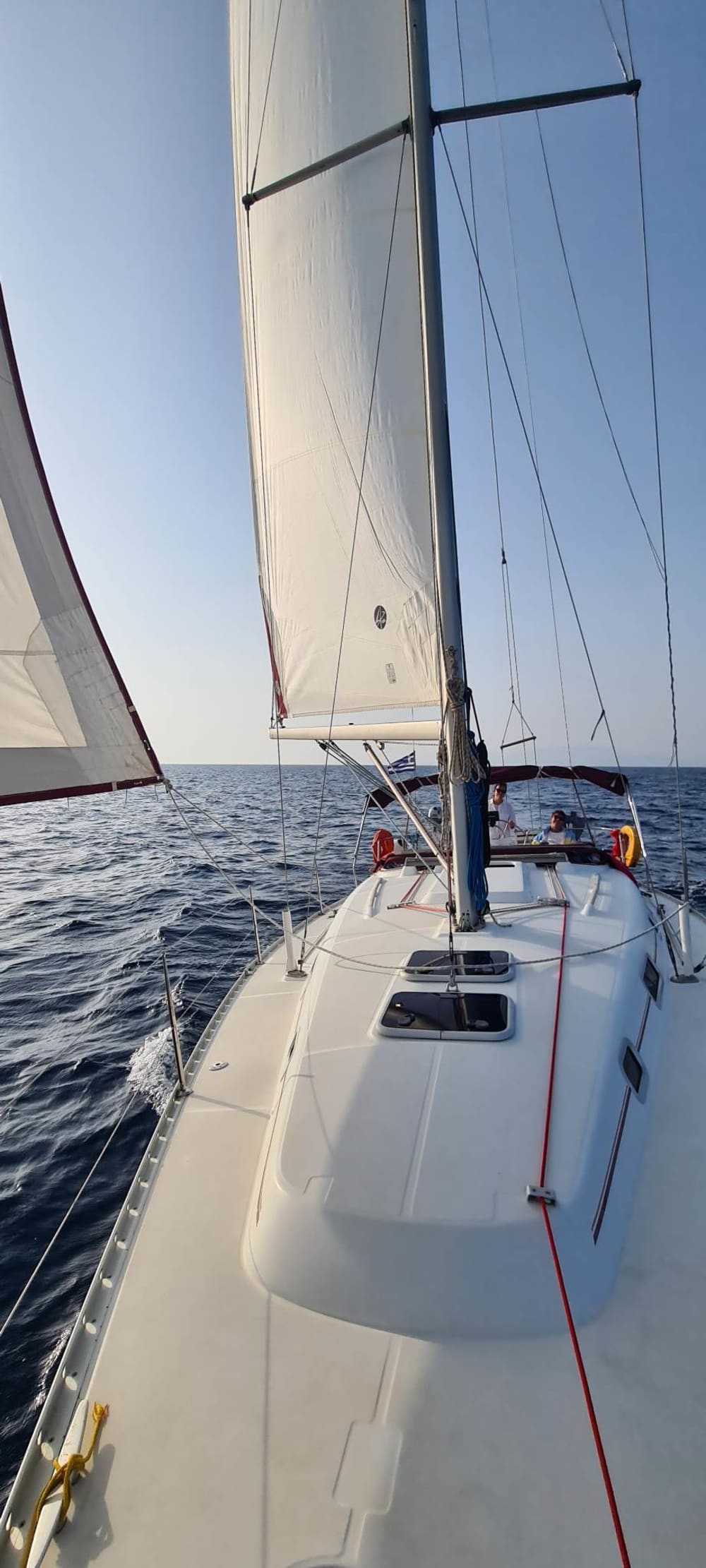 Sätt kursen mot glädje: En heldag med autentisk segling på Santorini på en segelbåt