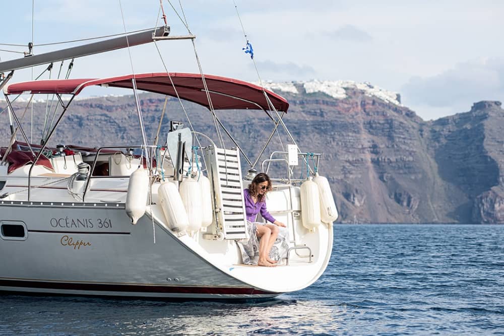 Sätt kursen mot glädje: En heldag med autentisk segling på Santorini på en segelbåt