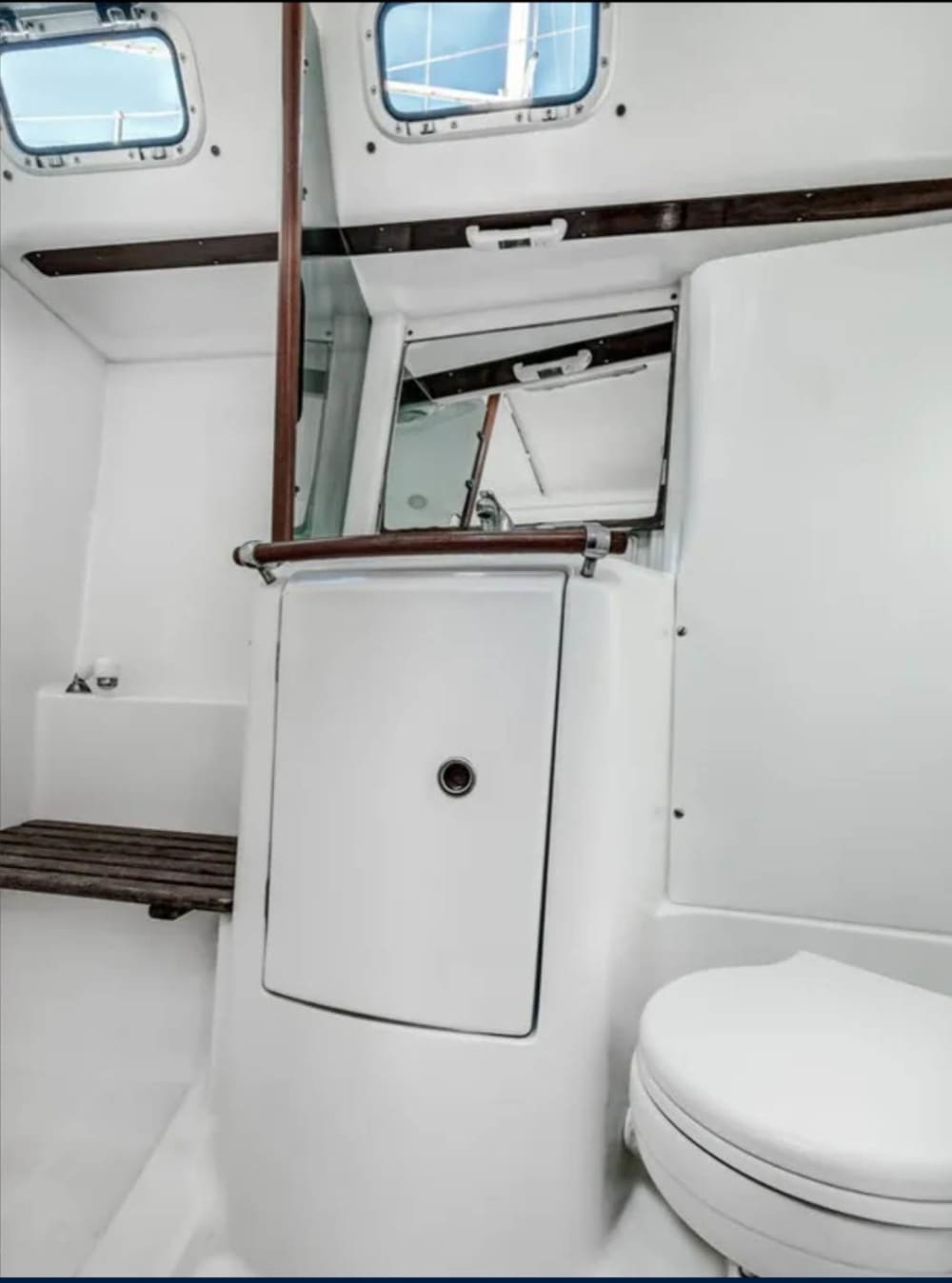 Sätt kursen mot glädje: En heldag med autentisk segling på Santorini på en segelbåt