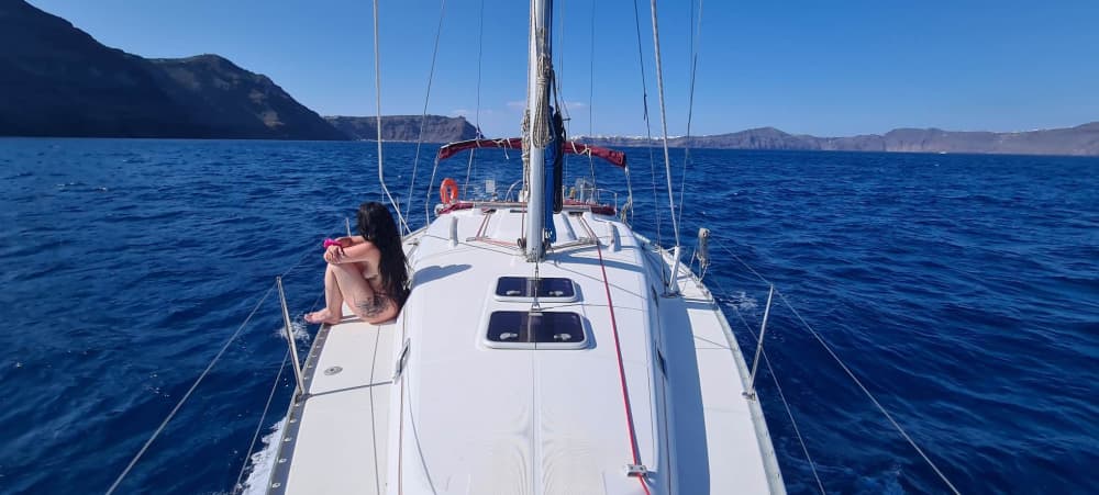 Sätt kursen mot glädje: En heldag med autentisk segling på Santorini på en segelbåt
