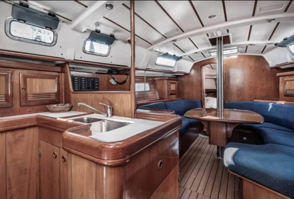 Sätt kursen mot glädje: En heldag med autentisk segling på Santorini på en segelbåt