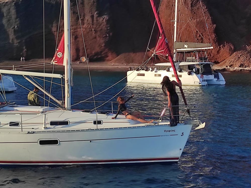 Sätt kursen mot glädje: En heldag med autentisk segling på Santorini på en segelbåt