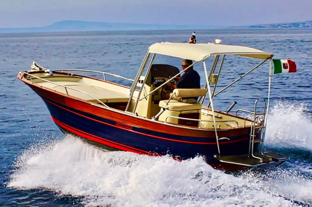 La tua barca a motore privata per una giornata nei dintorni di Sorrento.