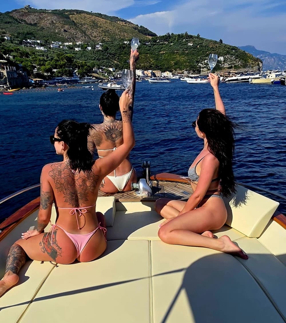 La tua barca a motore privata per una giornata nei dintorni di Sorrento.