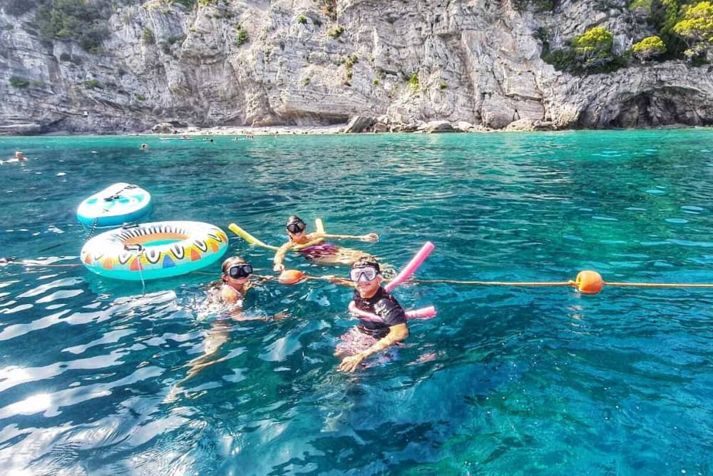 La tua barca a motore privata per una giornata nei dintorni di Sorrento.