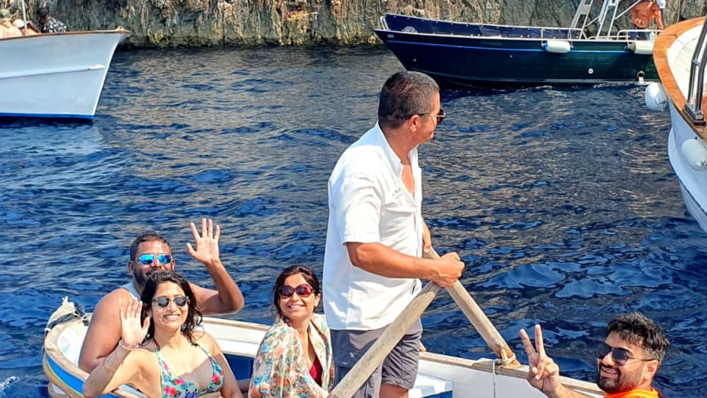 La tua barca a motore privata per una giornata nei dintorni di Sorrento.