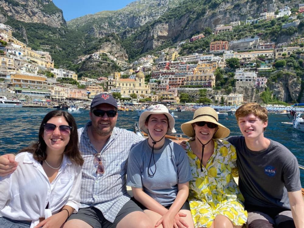 La tua barca a motore privata per una giornata nei dintorni di Sorrento.