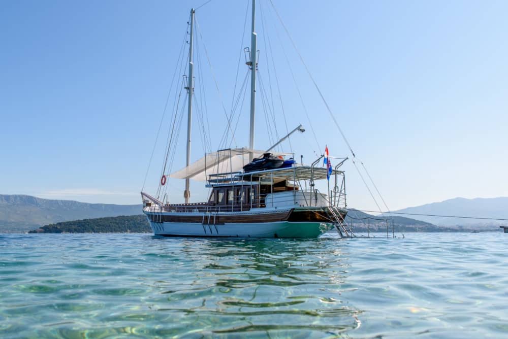Découvrez des plages cachées lors d'une excursion en voilier de Split à l'île de Solta