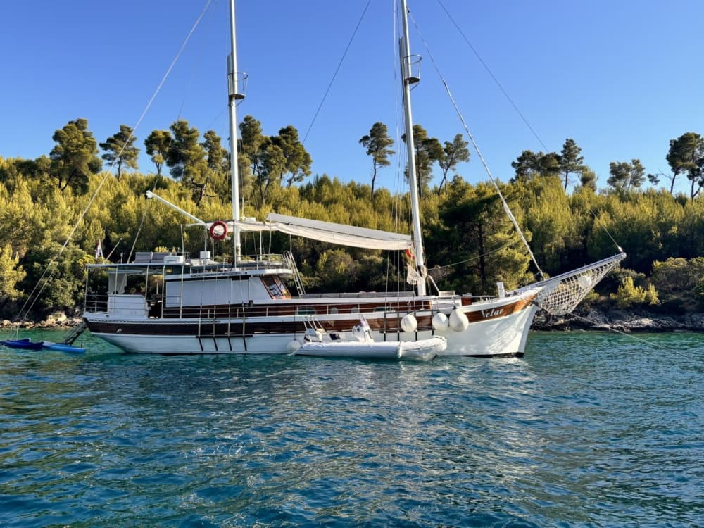 Découvrez des plages cachées lors d'une excursion en voilier de Split à l'île de Solta