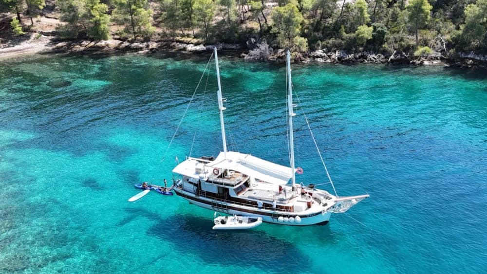 Découvrez des plages cachées lors d'une excursion en voilier de Split à l'île de Solta