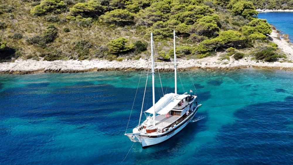 Découvrez des plages cachées lors d'une excursion en voilier de Split à l'île de Solta