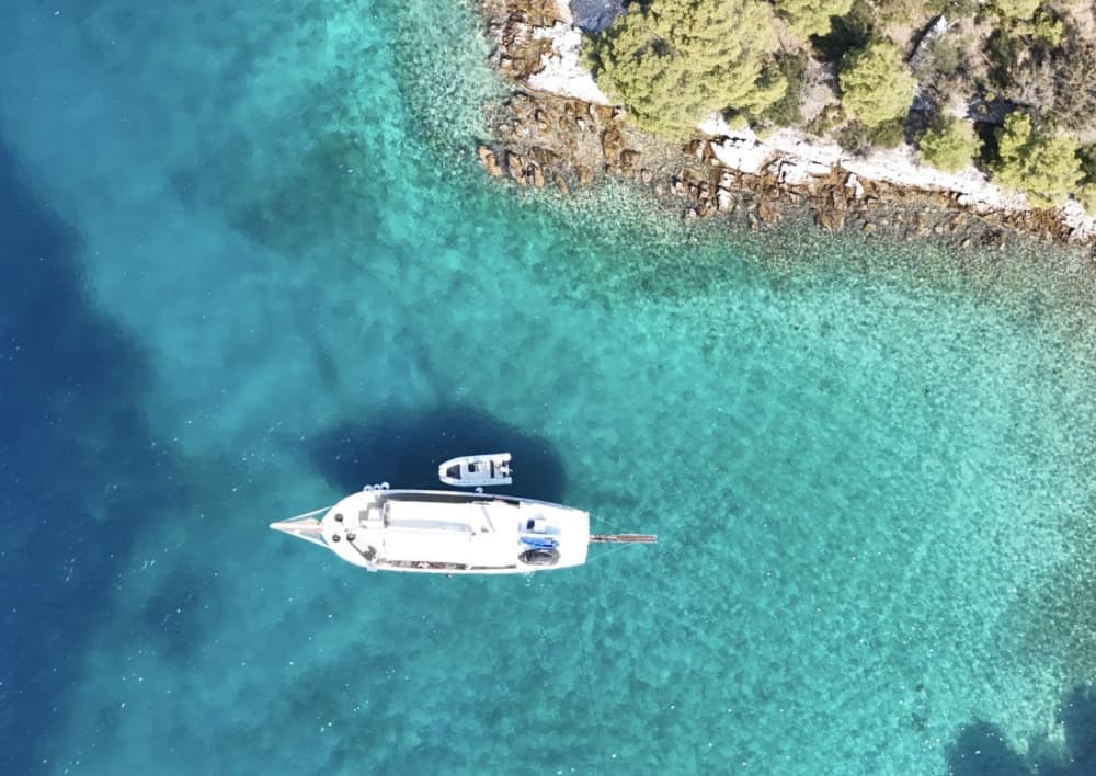 Découvrez des plages cachées lors d'une excursion en voilier de Split à l'île de Solta